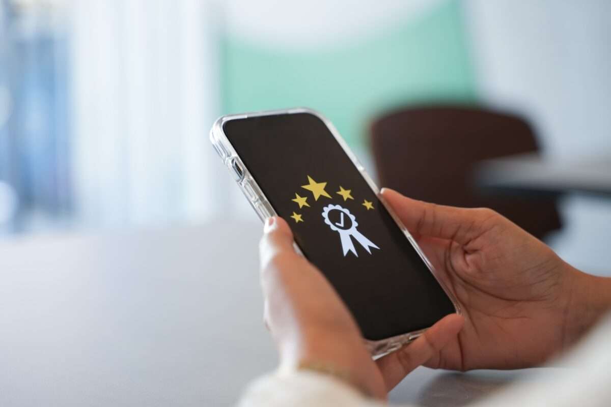 Why Your E-Commerce Website Isn’t Making Sales (And 8 Things You Can Do About It) 6 Best quality concept with people holding smartphone and screen show five star and quality sign.