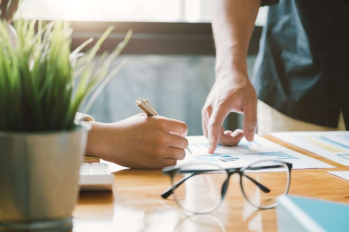 business consultant describes a marketing plan to set business strategies for women business owners